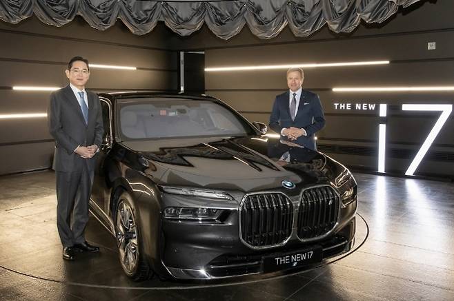 이재용 삼성전자 회장이 지난해 12월 인천 영종도에 위치한 BMW 드라이빙 센터에서 올리버 집세 BMW그룹 회장과 삼성SDI 각형 배터리가 적용된 BMW 전기차 '뉴 i7' 앞에서 기념촬영을 하고 있다.