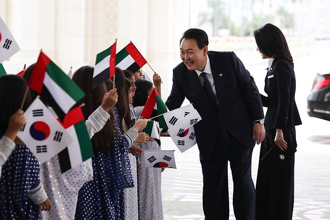 윤석열 대통령과 부인 김건희 여사가 UAE 국빈방문 공식환영식에 참석하고 있다.