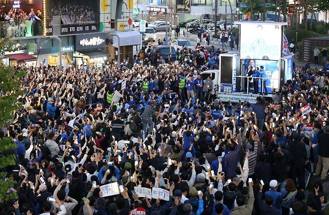 지난 9일 서울 강서구 발산역 부근에서 열린 이재명 더불어민주당 대표의 진교훈 후보 지원 유세에 많은 청중이 몰렸다. 진 후보의 압승으로 끝난 강서구청장 보궐선거는 민주당 지지층 결집과 국민의힘 지지층의 이완, 중도층의 정권 실망감을 뚜렷하게 드러냈다. 연합뉴스