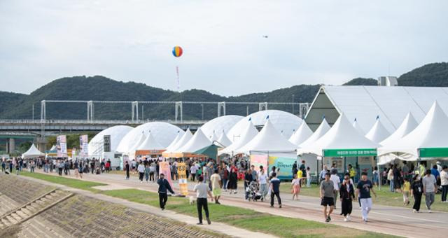 공주 공산성 맞은편 금강 둔치에 세워진 2023 대백제전 야외 행사장. 도심과 거리가 있어 지역 활성화라는 소기의 목적을 달성하기 힘들었다. 이곳을 주차장으로 이용하고, 도심등을 축제장으로 활용해야 한다는 목소리도 나온다. 공주시 제공