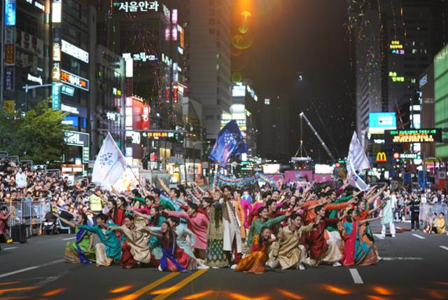 16개국이 참가한 천안흥타령춤축제의 '하이라이트' 거리댄스 퍼레이드'의 한 장면. 많은 시민들이 춤꾼들의 행진을 구경하고 있다. 닷새 동안 천안시 인구(65만)보다 훨씬 많은 87만명이 관람했다. 천안시 제공