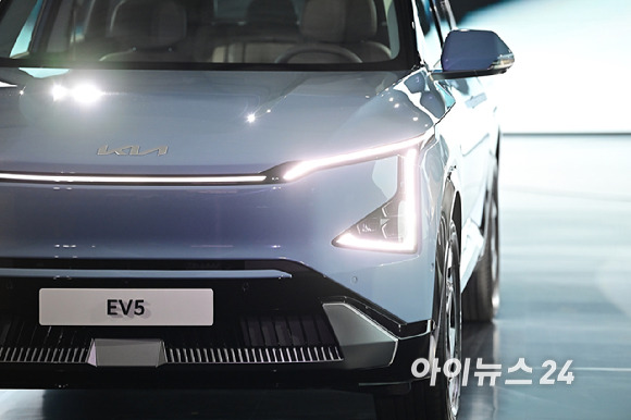 기아가 12일 경기 여주시 마임비전빌리지에서 열린 '2023 기아 EV데이'에서 준중형 전동화 SUV '더 기아 EV5'를 공개하고 있다.이번에 국내 첫 선보인 EV5는 EV6, EV9에 이은 세 번째 전용 전기차 모델로  다양한 유형의 차량을 구성할 수 있도록 모듈화 및 표준화된 통합 플랫폼인 ‘E-GMP’를 적용한 최초의 전륜 기반 전용 EV다. [사진=곽영래 기자]