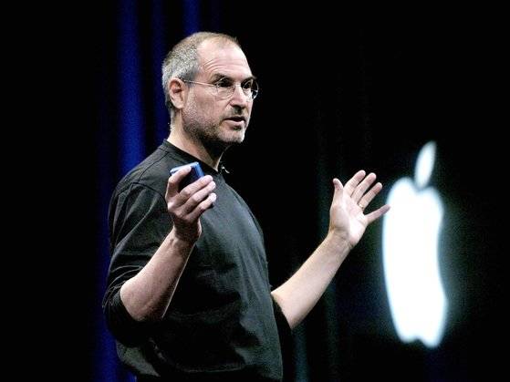 고(故) 애플 창업자 스티브 잡스는 브루넬로 쿠치넬리에서 맞춘 검은색 티셔츠를 즐겨 입었다. [블룸버그]