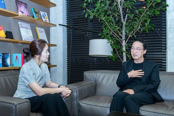 인터뷰를 진행하는 AWS코리아 서수영 엔터프라이즈 유통산업팀 리더(좌), 송길영 바이브컴퍼니 부사장. 사진 폴인, 최지훈