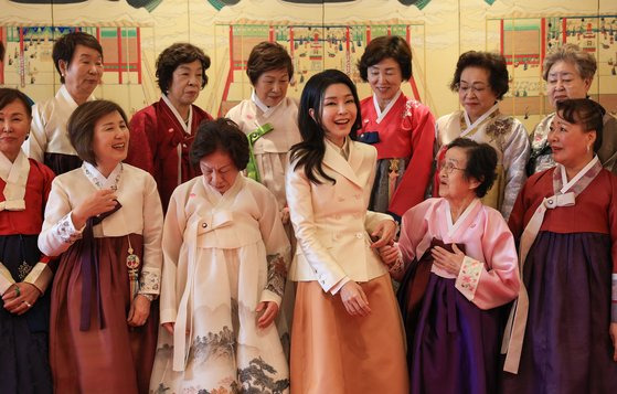 윤석열 대통령 부인 김건희 여사가 11일 서울 용산 대통령실 청사에서 재일본대한민국부인회 초청 차담회를 마친 뒤 참석자들과 기념촬영을 하고 있다.사진 대통령실