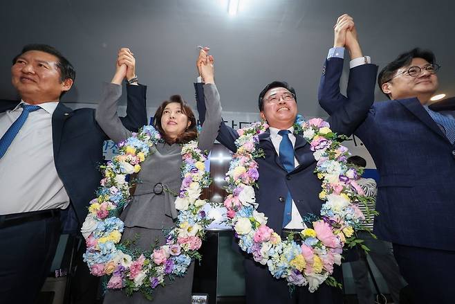 진교훈 더불어민주당 강서구청장 후보가 지난 11일 오후 서울 강서구 선거사무소에서 당선이 유력하자 부인 박은지씨, 정청래 최고위원과 홍익표 원내대표(오른쪽)과 함께 기쁨을 나누고 있다. /사진=뉴스1