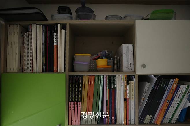 김형원씨(19·가명)가 지내는 경기 성남의 고시원 책장에 각종 교재가 진열돼 있다. 책장 위로 김씨가 집에서 싸온 반찬통들이 놓여 있다. 김씨는 학원에 가기 전 고시원에서 간단히 끼니를 해결하곤 한다. 조태형 기자