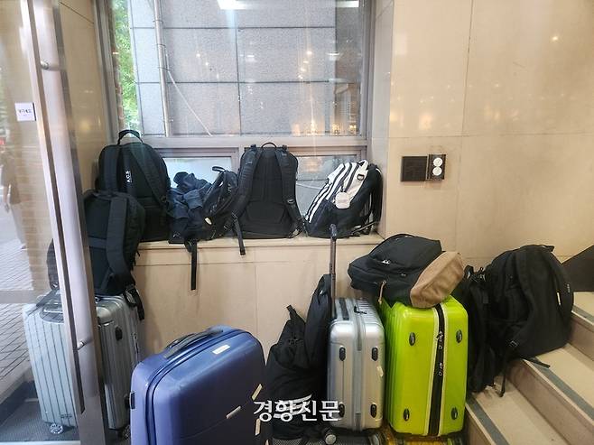 지난달 24일 입시학원들이 입주해 있는 서울 강남 대치동의 한 건물 1층에 여러 개의 캐리어가 놓여 있다. 학원 수업을 들으려 비수도권 지역에서 온 학생들의 짐이었다. 박하얀 기자