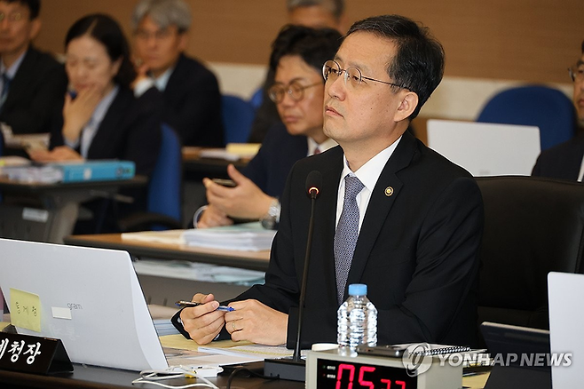 답변을 준비중인 이형일 통계청장. 연합뉴스