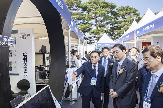 현대건설 기술 엑스포 행사장에서 윤영준 사장(오른쪽)과 업계 관계자들이 전시 부스를 둘러보고 있다. 현대건설 제공