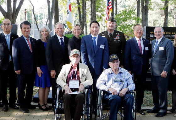 SK Group Chairman Chey Tae-won, middle, poses for a photo at a memorial ceremony with the families and members of the United States Forces Korea to honor two American veterans who fought in the 1950-53 Korean War — the late U.S. Army Major General John Singlaub and the late U.S. Army Colonel William Weber. It was held at the Imjingak Nuri Peace Park in Paju, Gyeonggi, on Thursday. [SK GROUP]