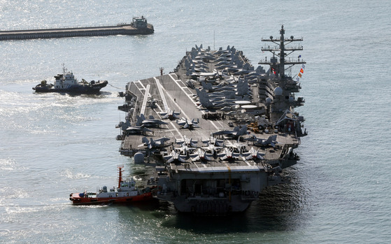 The USS Ronald Reagan (CVN-76), a nuclear-powered supercarrier, arrives at a dock in Busan on Thursday. The Ronald Reagan Carrier Strike Group arrived in Busan after a trilateral exercise alongside the South Korean and Japanese navy earlier this week southeast of Jeju. It was the first trilateral drill of its kind in seven years. The last time the USS Ronald Reagan docked in Busan was in September last year when tensions with North Korea escalated. This year marks the 70th anniversary of the alliance between Korea and the U.S. [YONHAP]