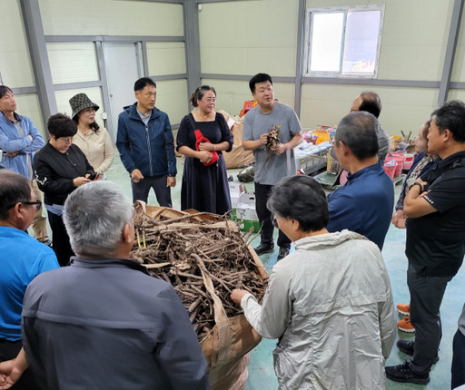 여주시 작약연구회 회원들이 지난 11일 경북 의성군의 의성작약 선도농가를 방문, 대동영농조합법인 이정주 대표로 부터 선진농법에 대한 설명을 청취하고 있다. 유진동기자