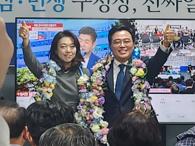 진교훈 캠프 현장서 당선 확실시에 축하하고 있다. [위지혜 기자]