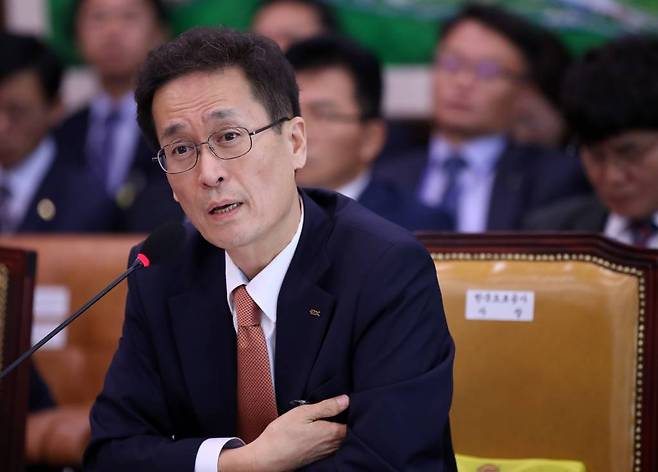 [서울=뉴시스] 고범준 기자 = 함진규 한국도로공사 사장이 12일 오전 서울 여의도 국회에서 열린 국토교통위원회 한국도로공사 등에 대한 국정감사에서 의원 질의에 답변하고 있다. 2023.10.12.