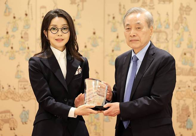 [서울=뉴시스] 윤석열 대통령 부인 김건희 여사가 12일 서울 용산 대통령실 청사에서 이민혁 대한암협회 회장으로부터 대한암협회 명예회장 추대패를 받은 뒤 기념촬영하고 있다. (사진=대통령실 제공) 2023.10.12. *재판매 및 DB 금지