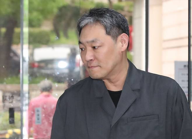 '연예부장' 김용호씨가 부산의 호텔에서 극단적 선택을 한 것으로 보인다. 지난 6월 김씨가 서울 서초구 서울중앙지방법원에서 열린 조민 포르쉐 의혹 제기, 정보통신망법상 명예훼손 혐의 1심 선고 공판에 출석한 모습. /사진=