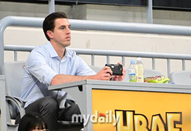 메이저리그 샌프란시스코 프틸라 단장이 경기를 지켜보고 있다./마이데일리