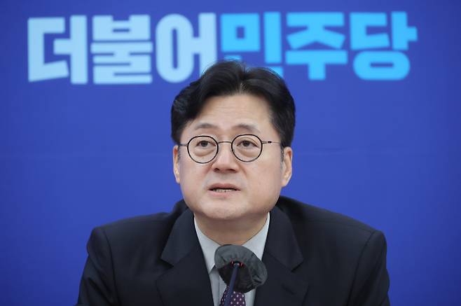 홍익표 더불어민주당 원내대표가 12일 국회에서 열린 국정감사 대책회의에서 발언하고 있다. [연합]