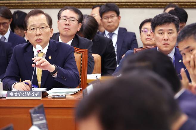 조승환 해양수산부 장관이 12일 국회에서 열린 농림축산식품해양수산위원회 국정감사에서 의원 질의에 답하고 있다. [연합]