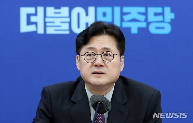 [서울=뉴시스] 이영환 기자 = 홍익표 더불어민주당 원내대표가 12일 오전 서울 여의도 국회에서 열린 국정감사 대책회의에 참석해 발언을 하고 있다. 2023.10.12. 20hwan@newsis.com