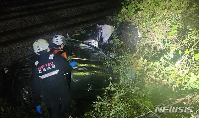 [전주=뉴시스]윤난슬 기자 = 12일 경찰에 따르면 전날 오후 11시 37분께 전주시 덕진구 송천동의 한 다리에서 A(28)씨가 몰던 승용차가 5m 아래로 추락했다.2023.10.11.(사진=전북소방 제공)