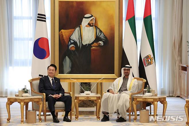 [아부다비=뉴시스] 전신 기자 = 아랍에미리트(UAE)를 국빈 방문 중인 윤석열 대통령이 지난 1월15일(현지시간) 아부다비 대통령궁에서 모하메드 빈 자이드 알 나하얀 대통령과 확대 회담을 하고 있다. 2023.01.15. photo1006@newsis.com