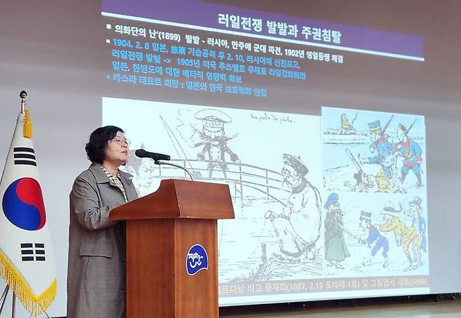 [진천=뉴시스] 강신욱 기자 = 12일 오후 충북 생거진천종합사회복지관 소극장에서 열린 보재이상설기념관 건립기념 학술회에서 이명화 독립기념관 한국독립운동사연구소장이 주제 발표를 하고 있다. (사진=진천군 제공) 2023.10.12. photo@newsis.com *재판매 및 DB 금지