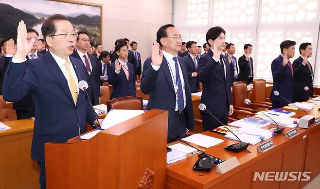 [서울=뉴시스] 이영환 기자 = 조승환 해양수산부 장관이 12일 오전 서울 여의도 국회에서 열린 해양수산부 등 국정감사에 참석해 증인선서를 하고 있다. 2023.10.12. 20hwan@newsis.com