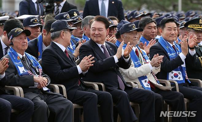 [서울=뉴시스] 홍효식 기자 = 윤석열 대통령이 12일 오후 서울 용산 전쟁기념관 평화의 광장에서 열린 제73주년 장진호 전투 기념행사에서 박수치고 있다. (대통령실통신사진기자단) 2023.10.12. yesphoto@newsis.com