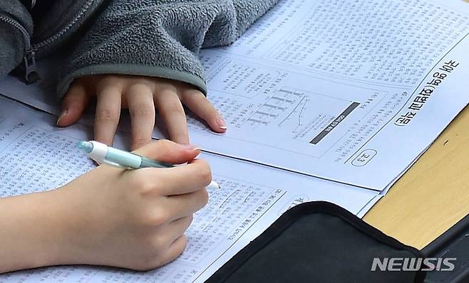 [대구=뉴시스] 이무열 기자 = 전국연합학력평가가 실시된 12일 오전 대구 수성구 정화여자고등학교에서 고3 학생이 시험 문제를 풀고 있다. 2023.10.12. lmy@newsis.com