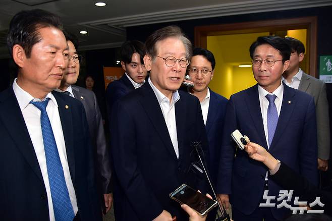 더불어민주당 이재명 대표가 지난 6일 오후 서울 여의도 국회에서 열린 제410회 국회(정기회) 제09차 본회의에서 순직 해병 수사 방해 및 사건 은폐 등의 진상규명을 위한 특별검사의 임명 등에 관한 법률안에 대한 신속처리안건 지정동의의 건 투표를 마치고 국회를 나서며 취재진의 질문을 받고 있다. 윤창원 기자