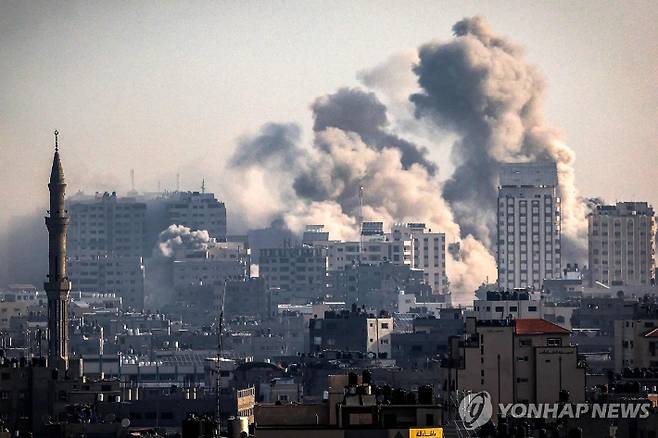 (가자지구 AFP=연합뉴스) 팔레스타인 무장 정파 하마스의 공격으로 촉발된 이스라엘과 팔레스타인 간의 전쟁이 엿새째를 맞은 12일(현지시간) 이스라엘의 공습으로 가자지구 시가지가 거대한 분진으로 뒤덮이고 있다. 미국도 이스라엘을 향해 자제를 촉구하고 있지만, 75년 역사상 가장 끔찍한 기습 공격을 당한 이스라엘은 가자지구에 대한 공격을 멈추지 않고 있다.