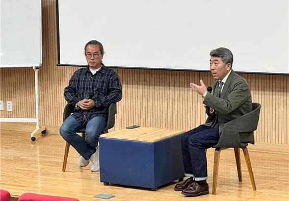 영화 ‘작은 정원’ 이마리오 감독과 강원대 홍성구 교수가 학생들을 상대로 특강하고 있다. 강원문화재단 제공