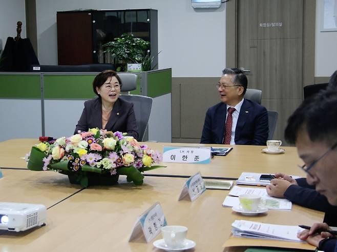 김정재(왼쪽) 국회의원은 11일 이한준 LH 사장을 만나 포항블루밸리 국가산단의 이차전지산업 관련 기업들의 대규모 입주를 앞둔 산단 환경 개선에 대한 대화를 나누고 있다. 김정재 국회의원실 제공