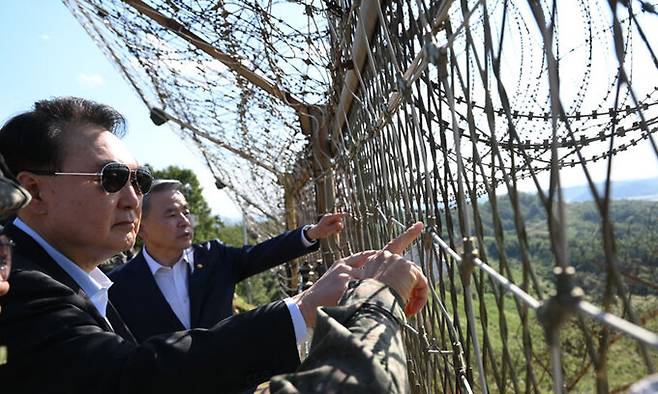 윤석열 대통령이 지난 1일 경기도 연천군 육군 제25사단을 찾아 철책을 시찰하고 있다. 대통령실 제공