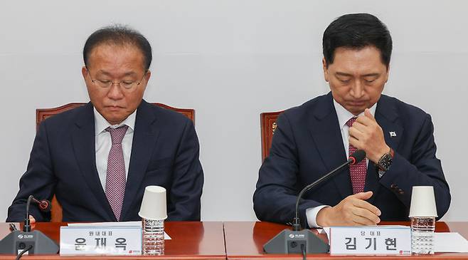 국민의힘 김기현 대표(오른쪽), 윤재옥 원내대표(왼쪽)가 12일 서울 여의도 국회에서 열린 최고위원회의에서 침통한 표정을 짓고 있다.