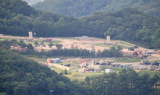 경북 성주군 주한미군 고고도미사일방어체계(THAAD·사드) 기지에 발사대가 기지 상공을 향해 세워져 있다. 뉴스1