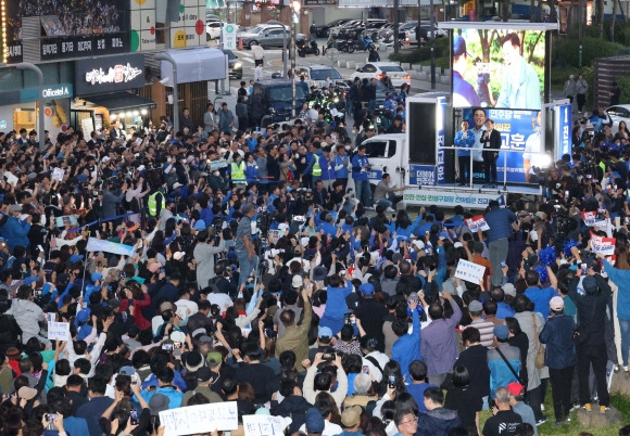 9일 저녁 서울 강서구 발산역 일대에서 열린 이재명 더불어민주당 대표의 진교훈 강서구청장 후보 지원유세에 많은 지지자들이 몰려 있다. 2023.10.9 공동취재