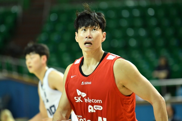 서울 SK 오세근이 12일 전북 군산월명체육관에서 열린 KBL 컵대회 조별리그 C조 소노와의 경기에서 공을 바라보고 있다. KBL 제공