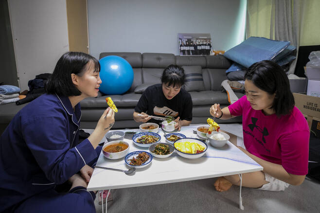 (왼쪽부터) 정수라, 양윤서, 송선정 선수가 점심을 함께 먹고 있다. ⓒ시사IN 신선영