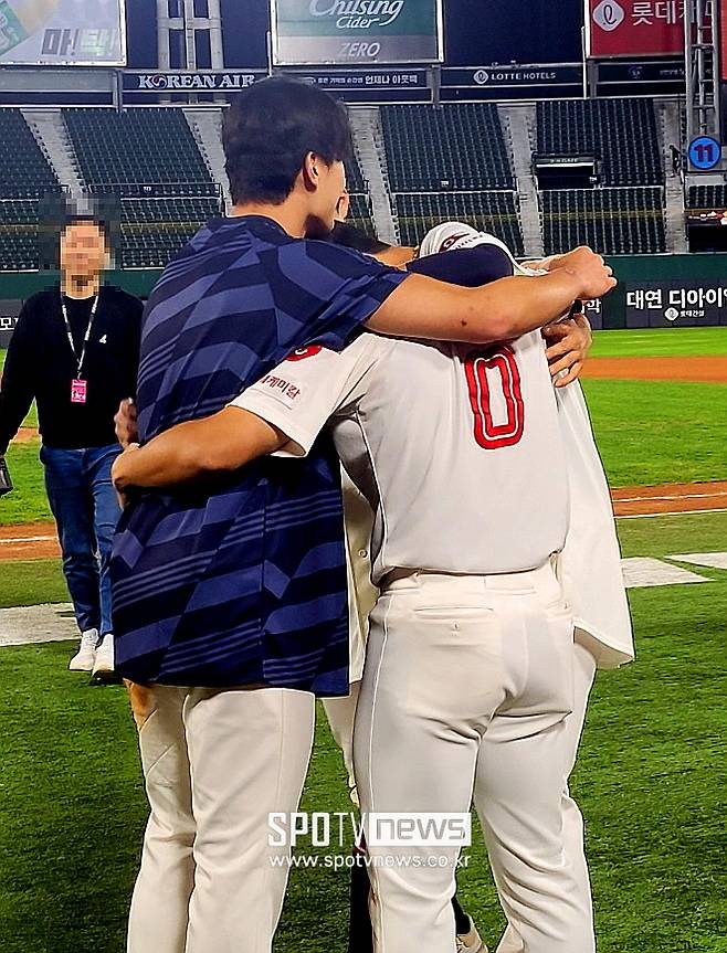 ▲ 롯데 0번 안권수가 윤동희, 김민석, 손성빈 등 후배들과 포옹을 나누고 있다. ⓒ윤욱재 기자
