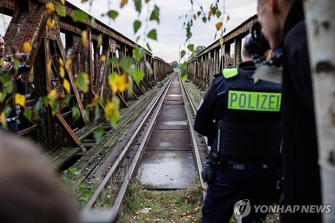 폴란드와 국경에서 불법이민자 감시하는 독일 경찰 [AFP 연합뉴스 자료사진. 재판매 및 DB 금지]