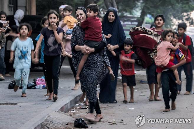 공습 피해 맨발로 대피하는 팔레스타인 부녀자들 (가자시티 AFP=연합뉴스) 팔레스타인 여성과 어린이들이 11일(현지시간) 이스라엘의 가자지구 공습 이후 맨발 상태로 긴급 대피하고 있다. 지난 7일 팔레스타인 무장 정파 하마스가 이스라엘을 기습 공격한 후 이스라엘의 보복공격이 이어지고 있다. 2023.10.11 besthope@yna.co.kr