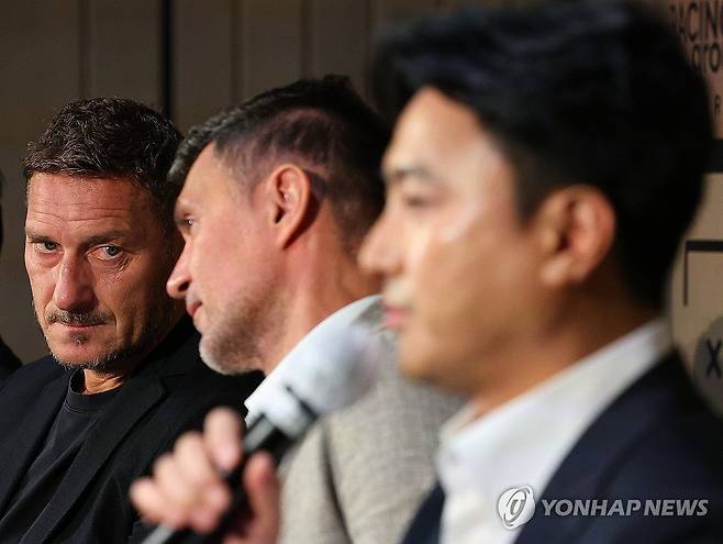 안정환 바라보는 토티 (서울=연합뉴스) 김도훈 기자 = 22일 오전 서울 영등포구 페어몬트 앰배서더에서 열린 한국·이탈리아·브라질 3개국 '레전드 올스타전' 기자회견에서 이탈리아 프란체스코 토티가 답변하는 안정환을 바라보고 있다. 가운데는 파올로 말디니. 2023.9.22 superdoo82@yna.co.kr