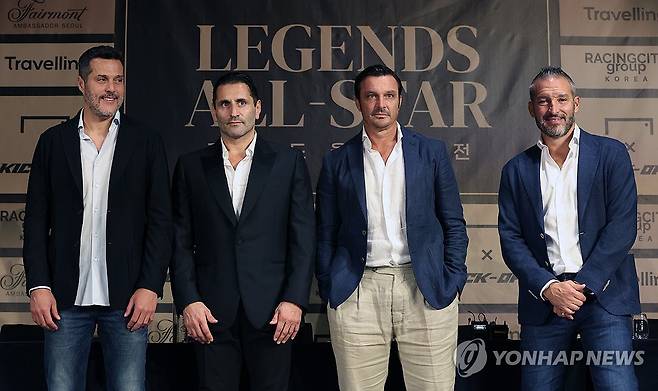 기자회견 참석한 축구 전설들 (서울=연합뉴스) 김성민 기자 = 브라질 축구 국가대표 출신 줄리우 세자르와 이탈리아 국가대표 출신 잔루카 참브로타, 마시모 오도가 11일 오후 서울 영등포구 페어몬트 호텔에서 열린 '라싱시티그룹 초청 축구 레전드 방한 기자간담회'에 참석해 있다. 왼쪽부터 줄리우 세자르, 모리스 파그니엘로 라싱시티그룹 공동창립자, 마시모 오도, 잔루카 참브로타. 2023.9.11 ksm7976@yna.co.kr