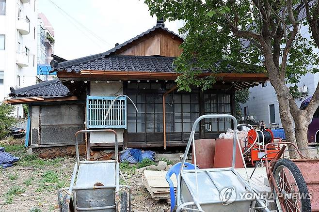 정율성 생가에 역사공원 (광주=연합뉴스) 조남수 기자 = 국가보훈부는 11일 광주시 등에 '정율성 기념사업'을 즉각 중단하고, 이른 시일 내에 이미 설치된 기념시설도 철거할 것을 권고했다. 사진은 이날 광주 동구 불로동 정율성 역사공원 모습. 2023.10.11 iso64@yna.co.kr