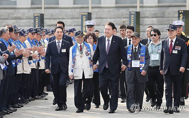 6·25 참전용사와 함께 입장하는 윤석열 대통령 (서울=연합뉴스) 임헌정 기자 = 윤석열 대통령이 12일 오후 서울 용산 전쟁기념관 평화의광장에서 열린 제73주년 장진호 전투 기념행사에 6·25 참전용사와 함께 입장하고 있다. 2023.10.12 kane@yna.co.kr