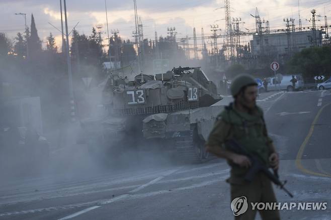 가자지구 인접 도로서 기동하는 이스라엘군 탱크 (이스라엘-가자지구 국경 AP=연합뉴스) 11일(현지시간) 가자지구와 인접한 이스라엘 국경에서 이스라엘군 탱크가 움직이고 있다. 팔레스타인 무장 정파 하마스의 기습 공격으로 전쟁이 촉발된 후 수천명이 숨진 가운데 가자지구를 겨냥한 이스라엘의 지상전이 임박했다는 관측이 나왔다. 2023.10.12 besthope@yna.co.kr