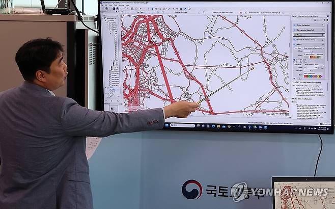 국토부 '서울-양평 고속도로, 대안노선이 예타노선보다 우수' (세종=연합뉴스) 김주형 기자 = 박상훈 경동엔지니어링 이사가 5일 오전 세종시 정부세종청사 국토교통부에서 열린 서울-양평 고속도로 대안노선(강상면 종점) 비용-편익(B/C) 분석 결과 브리핑에 앞서 교통량 예측분석 시연을 하고 있다. 2023.10.5 kjhpress@yna.co.kr